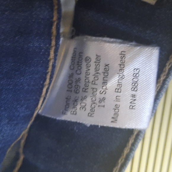 So high-rise relaxed Mom distressed cutoff jean shorts - Picture 7 of 8